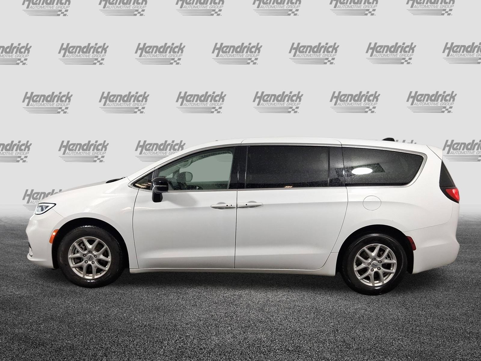 2024 Chrysler Pacifica Touring L photo 6