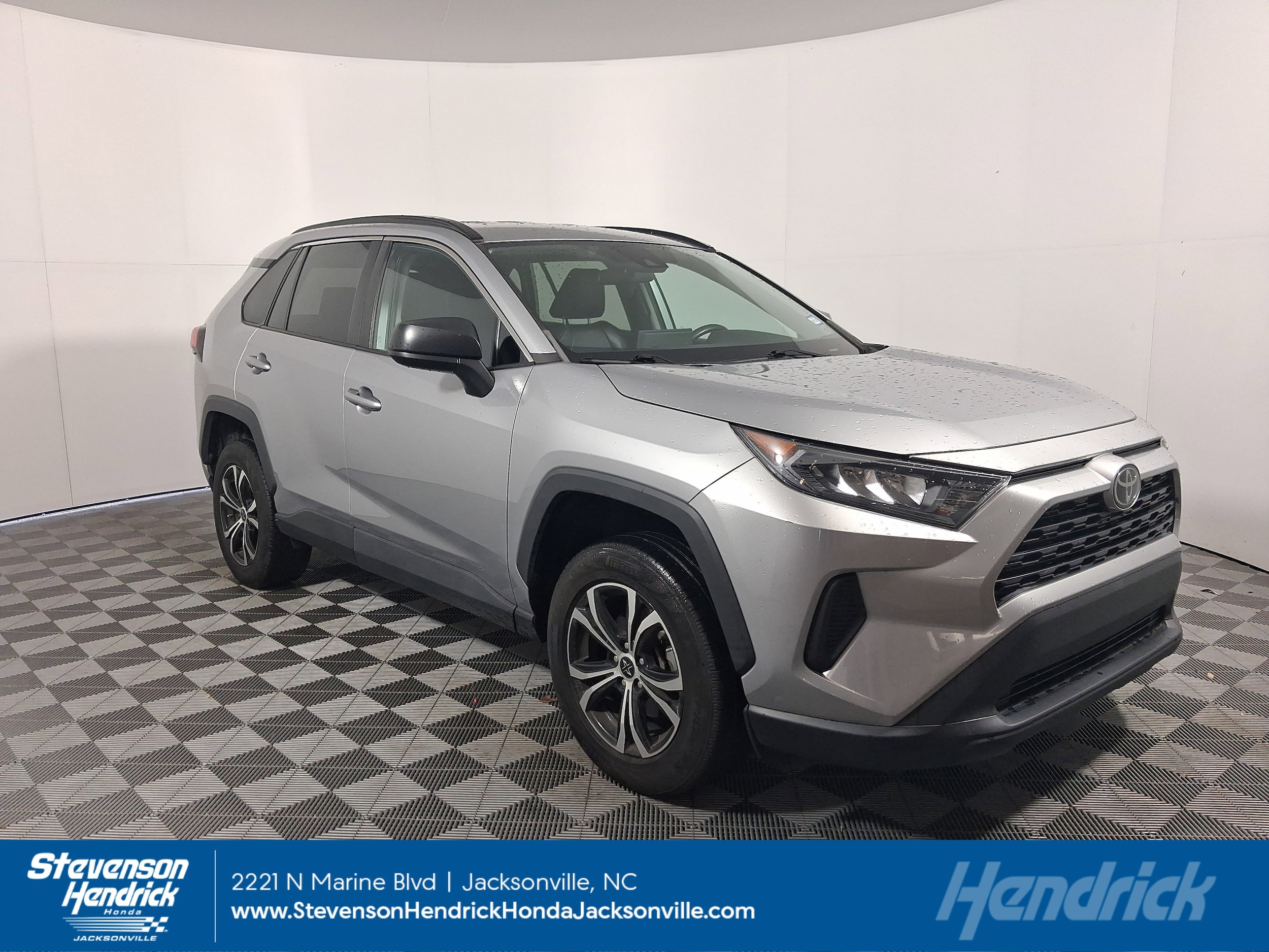 2020 Toyota RAV4 LE FWD's photo