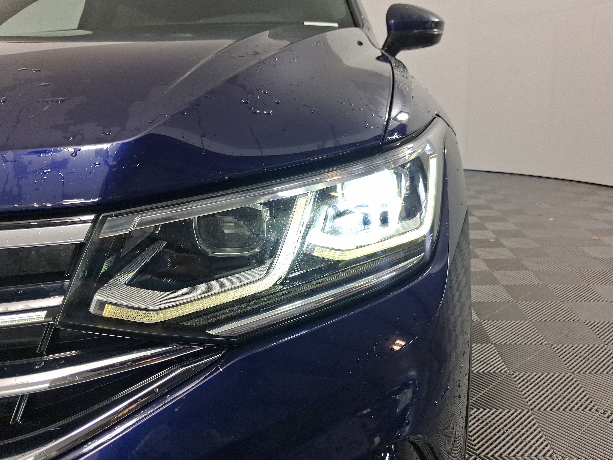 Volkswagen Tiguan SEL R-Line