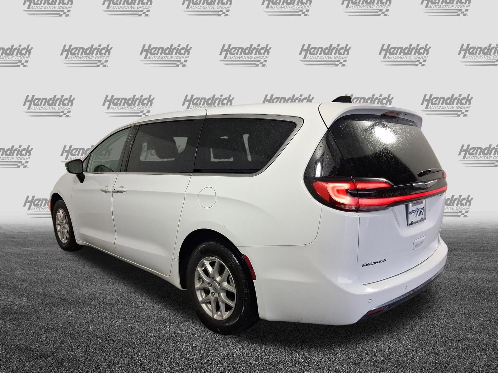 2024 Chrysler Pacifica Touring L photo 3