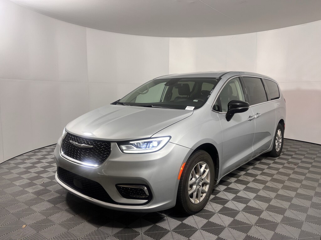 Used 2024 Chrysler Pacifica Touring L Minivan