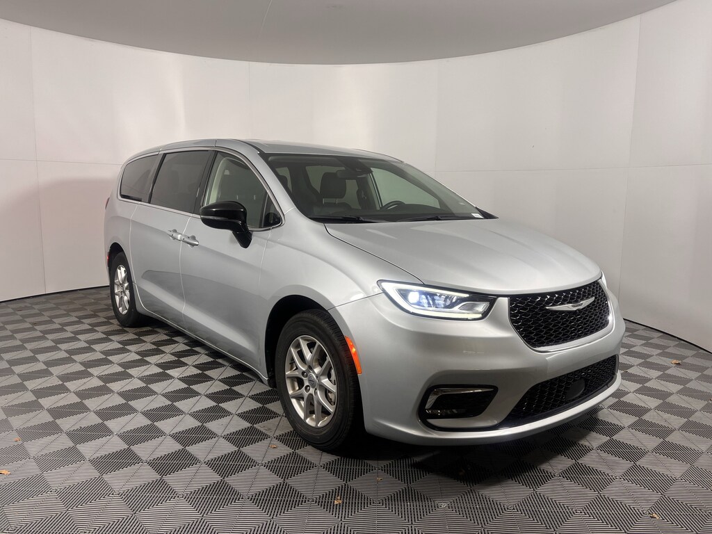 Used 2024 Chrysler Pacifica Touring L Minivan