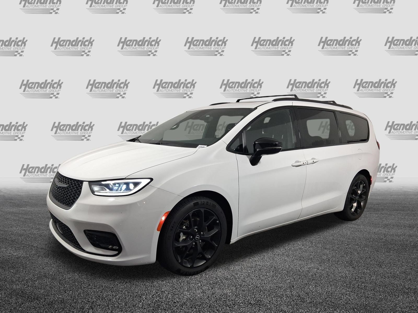 Used 2025 Chrysler Pacifica Limited Minivan
