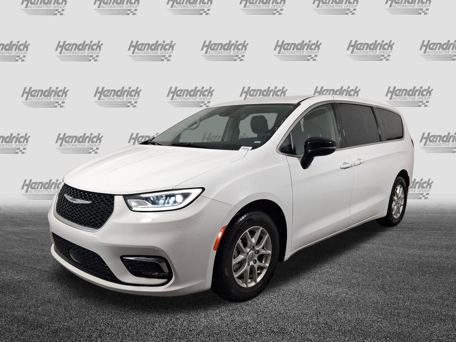 2024 Chrysler Pacifica Touring L photo 4