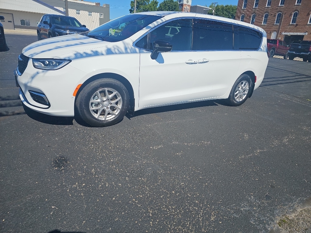 2026 Chrysler Pacifica Select's photo