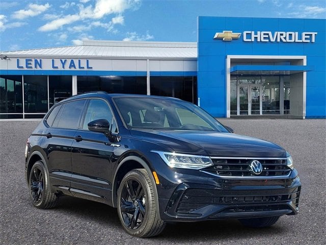 2024 Volkswagen Tiguan SE R-LINE BLACK's photo