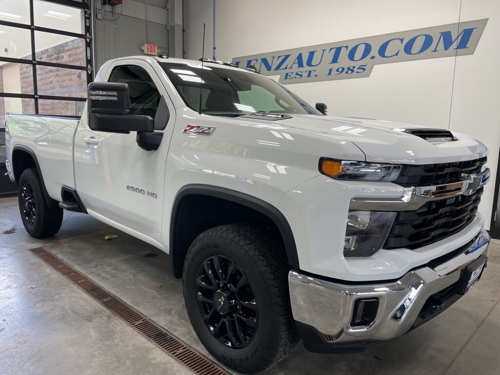 2025 Chevrolet Silverado 2500HD LT photo 2