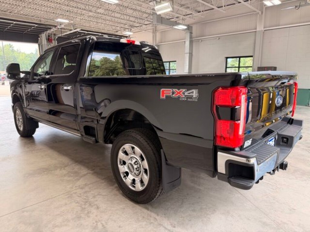Used 2023 Ford F-250SD 4x4 Crew Cab Lariat Truck