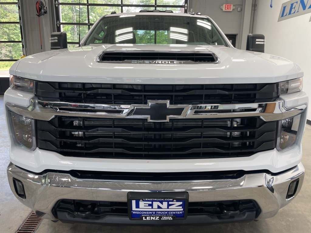 2025 Chevrolet Silverado 2500HD LT photo 3