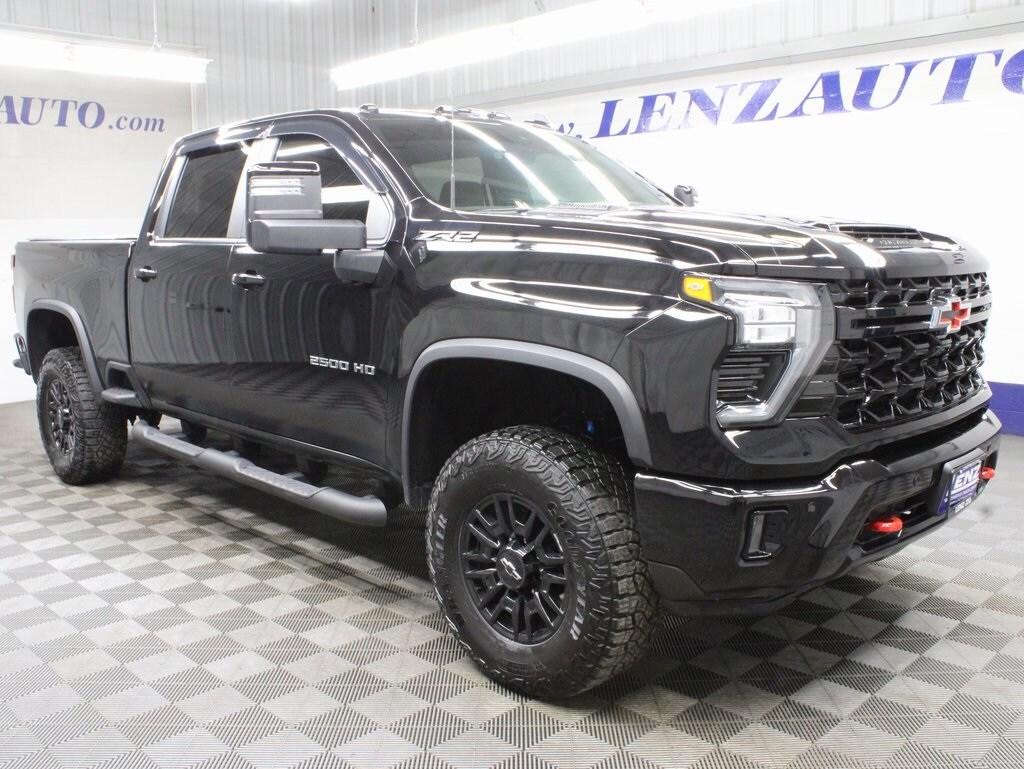 2025 Chevrolet Silverado 2500HD ZR2 photo 3