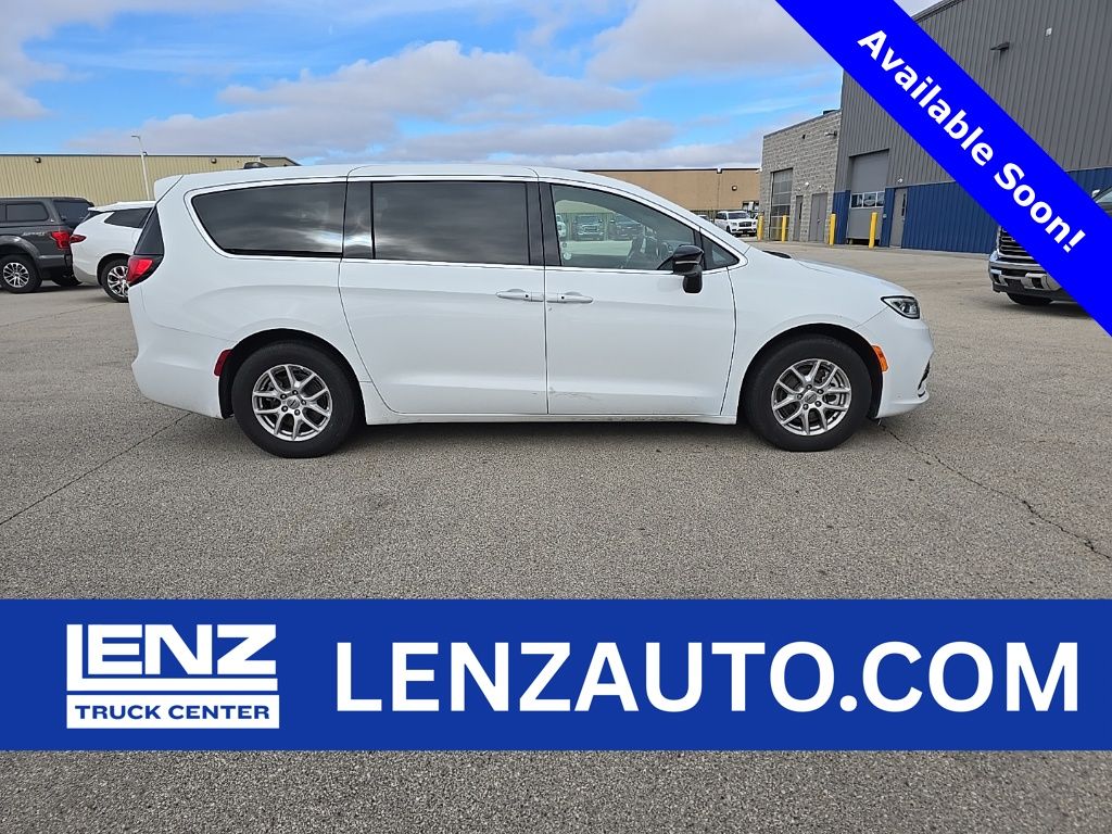 2025 Chrysler Pacifica Select's photo