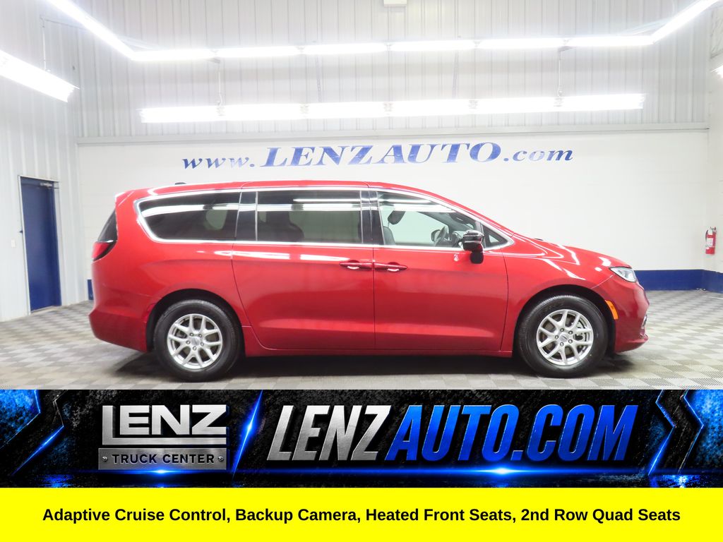2025 Chrysler Pacifica Select's photo