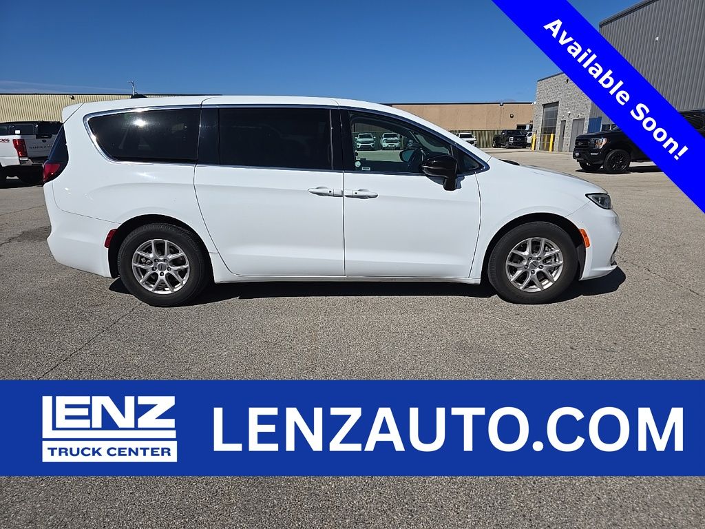 2024 Chrysler Pacifica Touring L's photo