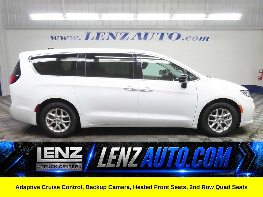 2024 Chrysler Pacifica Touring L's photo