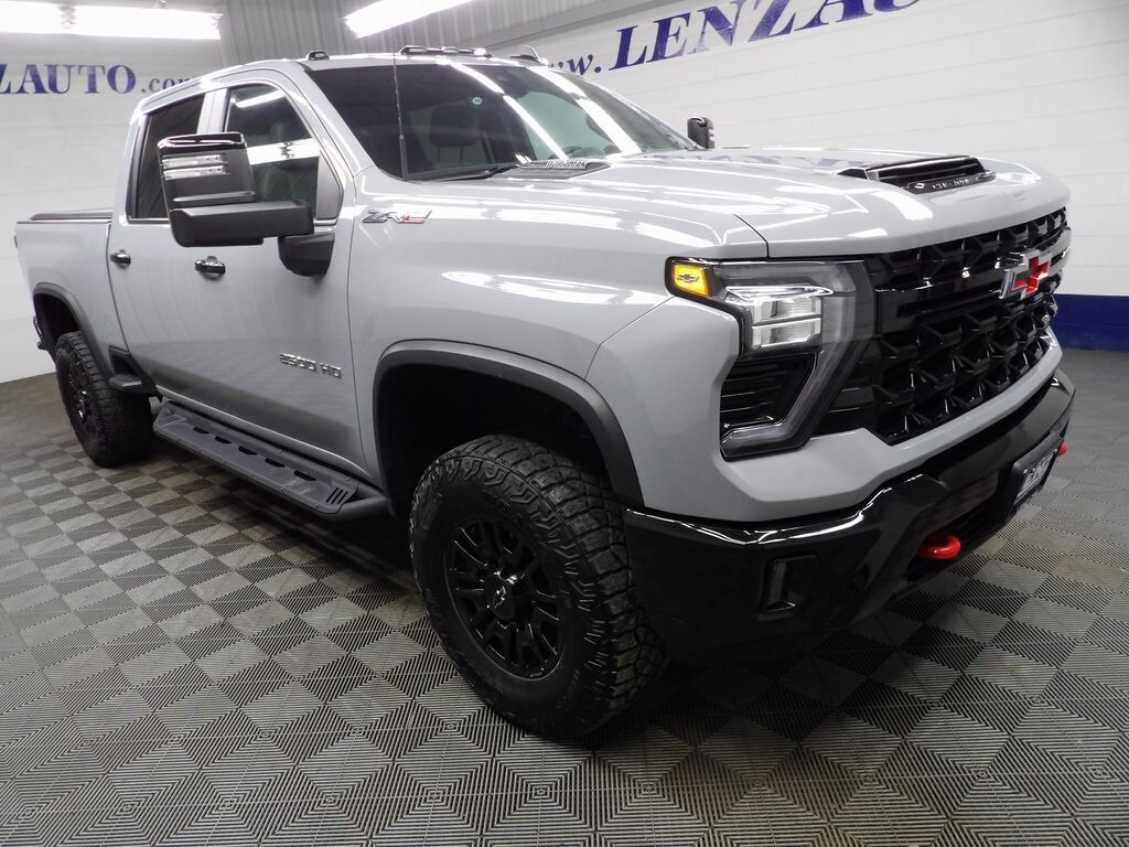 2024 Chevrolet Silverado 2500HD ZR2 photo 3