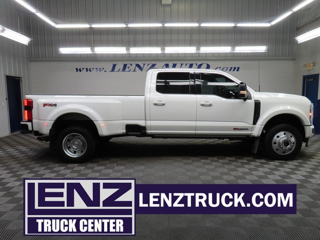 2025 Ford F-450 Super Duty Platinum's photo