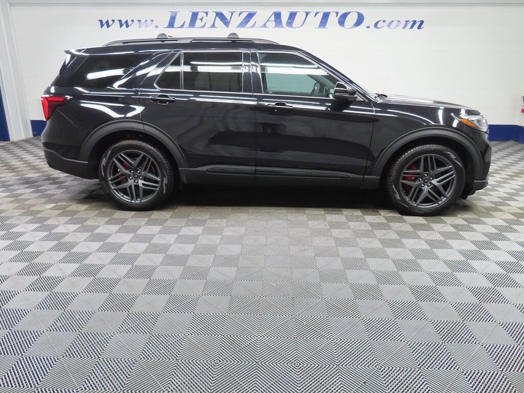 2025 Ford Explorer ST photo 2