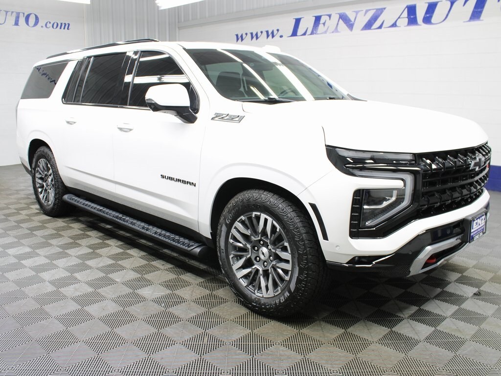 2025 Chevrolet Suburban Z71 photo 2