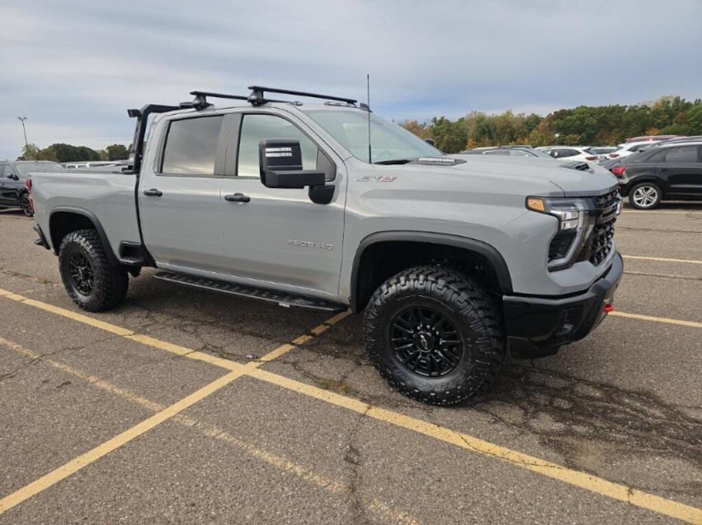 2025 Chevrolet Silverado 2500HD ZR2 photo 3