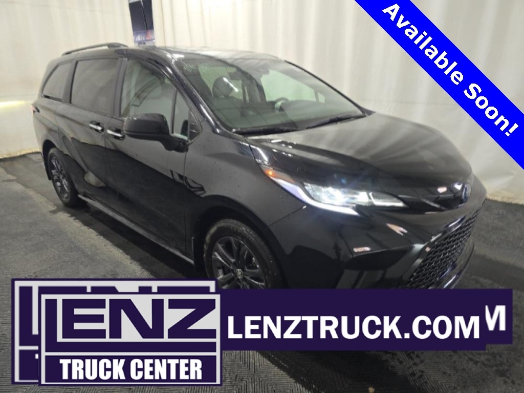 2025 Toyota Sienna LE's photo