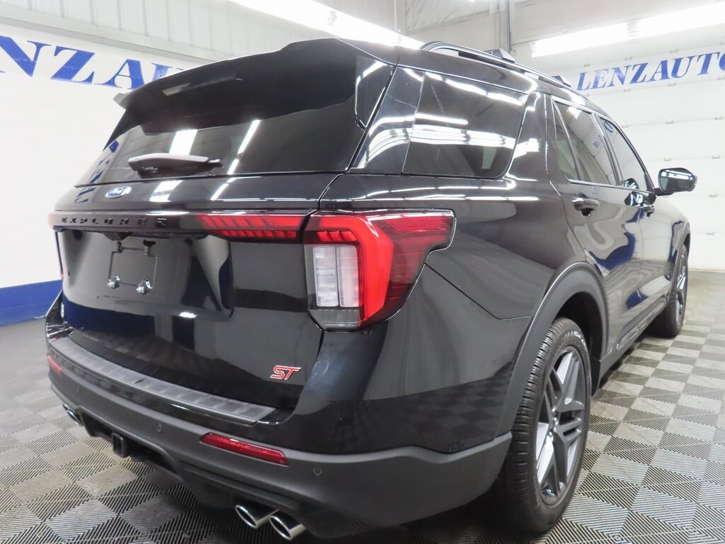 2025 Ford Explorer ST photo 4