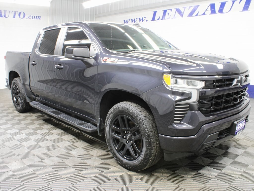 2022 Chevrolet Silverado RST photo 2