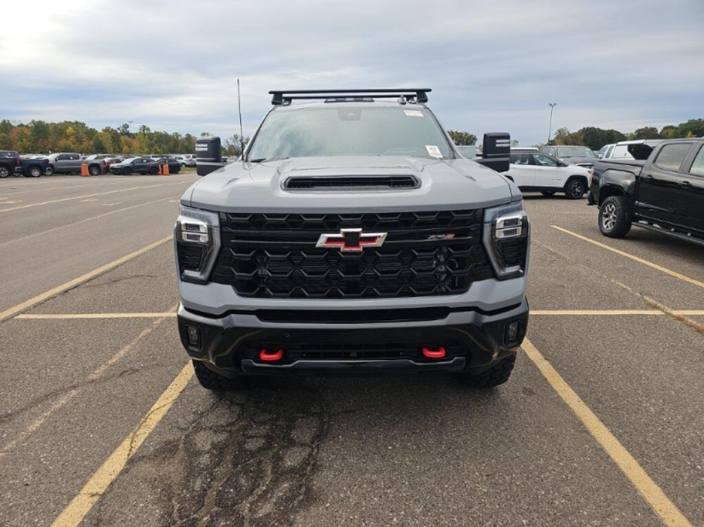 2025 Chevrolet Silverado 2500HD ZR2 photo 2