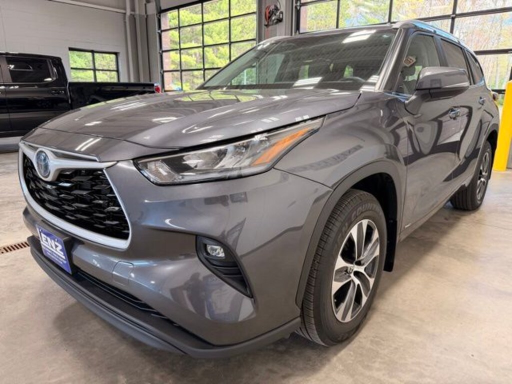 Used 2024 Toyota Highlander Hybrid XLE SUV