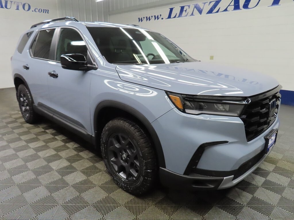 2025 Honda Pilot TrailSport photo 2