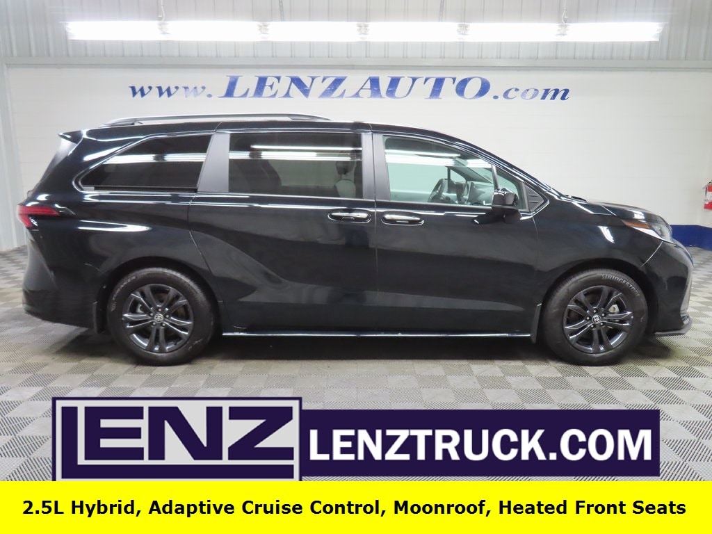 2025 Toyota Sienna LE's photo