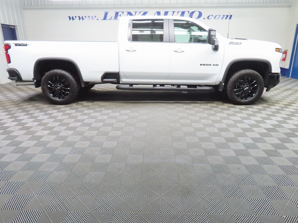 2025 Chevrolet Silverado 2500HD LT photo 2