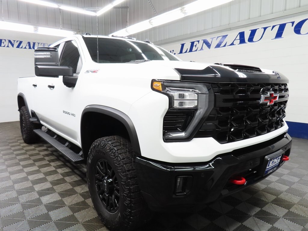 2025 Chevrolet Silverado 2500HD ZR2 photo 3