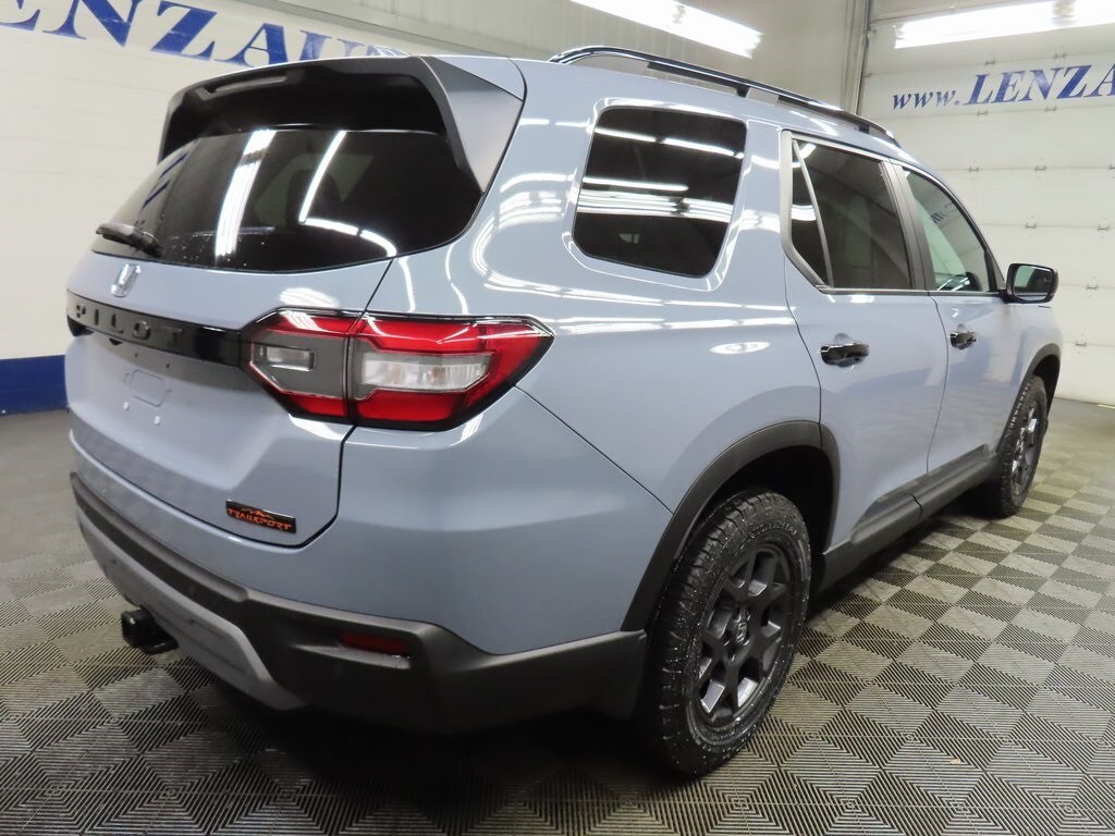 2025 Honda Pilot TrailSport photo 3