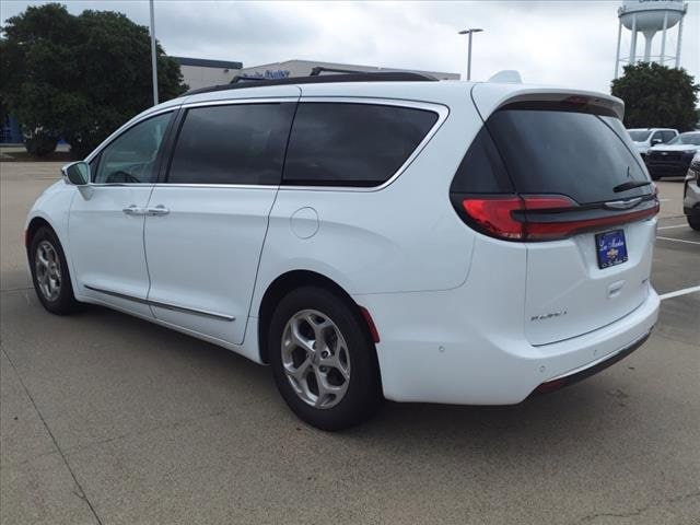 Used 2022 Chrysler Pacifica Limited with VIN 2C4RC1GG6NR133611 for sale in Lake Jackson, TX