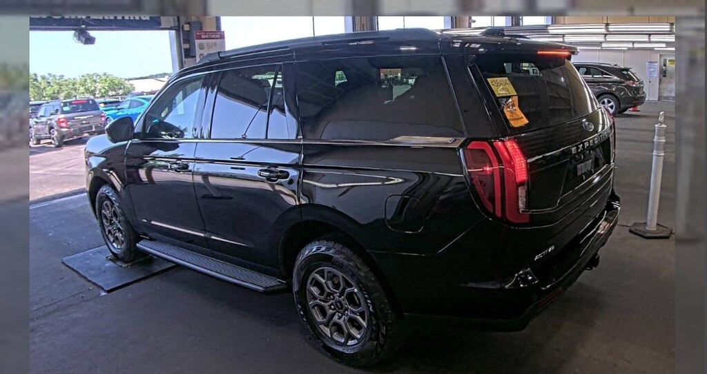 Used 2025 Ford Expedition Active 4WD LUXURY SUV Active 4x4