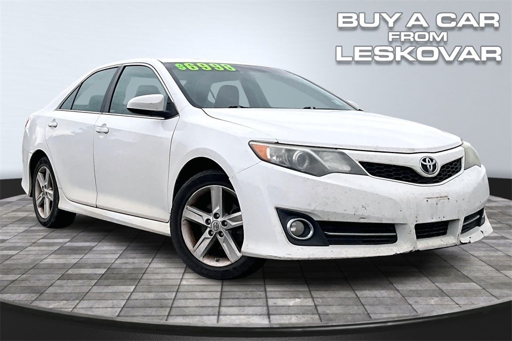 2014 Toyota Camry SE's photo