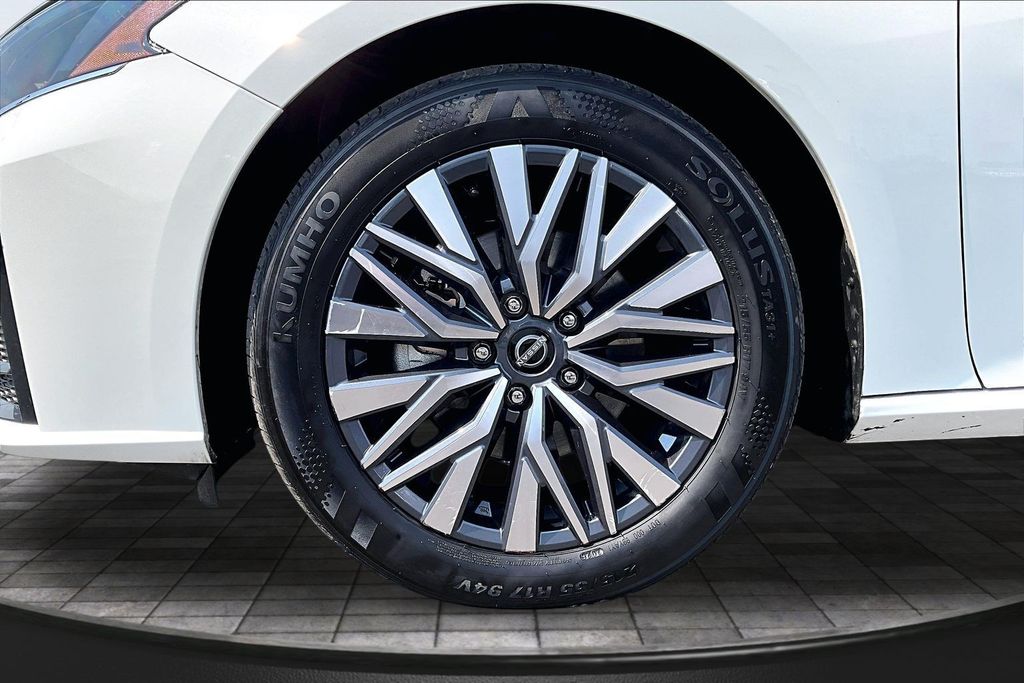 2025 Nissan Altima SV - Photo 9