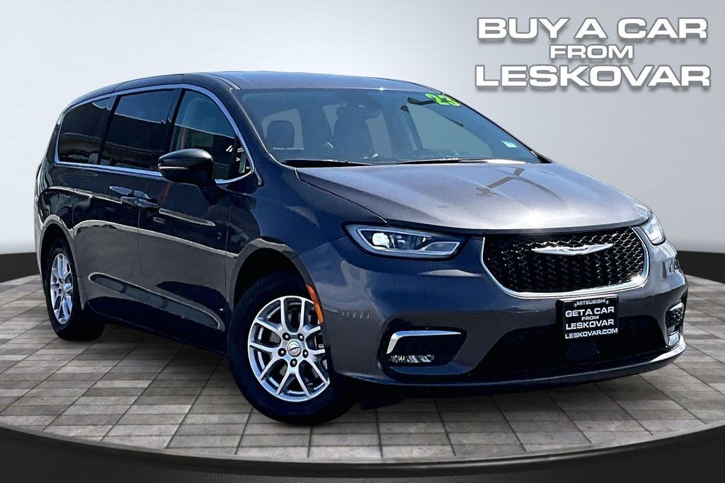 2023 Chrysler Pacifica Touring L's photo