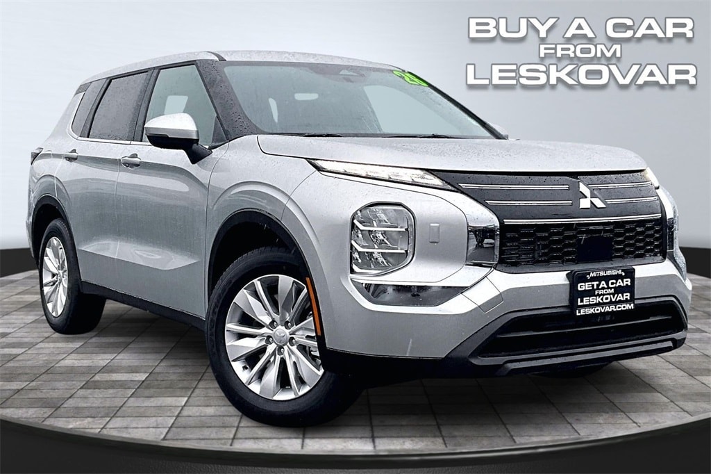 2026 Mitsubishi Outlander SE's photo