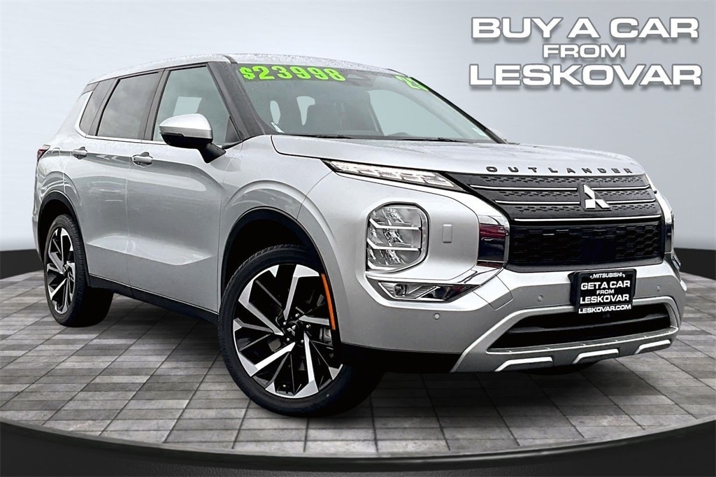 2023 Mitsubishi Outlander SE's photo