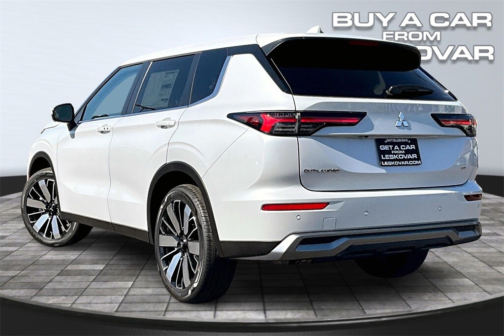 2025 Mitsubishi Outlander SE photo 3