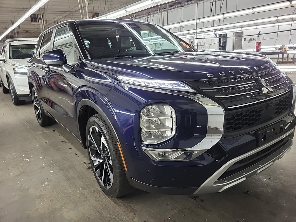 2024 Mitsubishi Outlander SE's photo