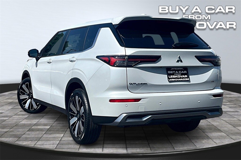 2025 Mitsubishi Outlander SE photo 3
