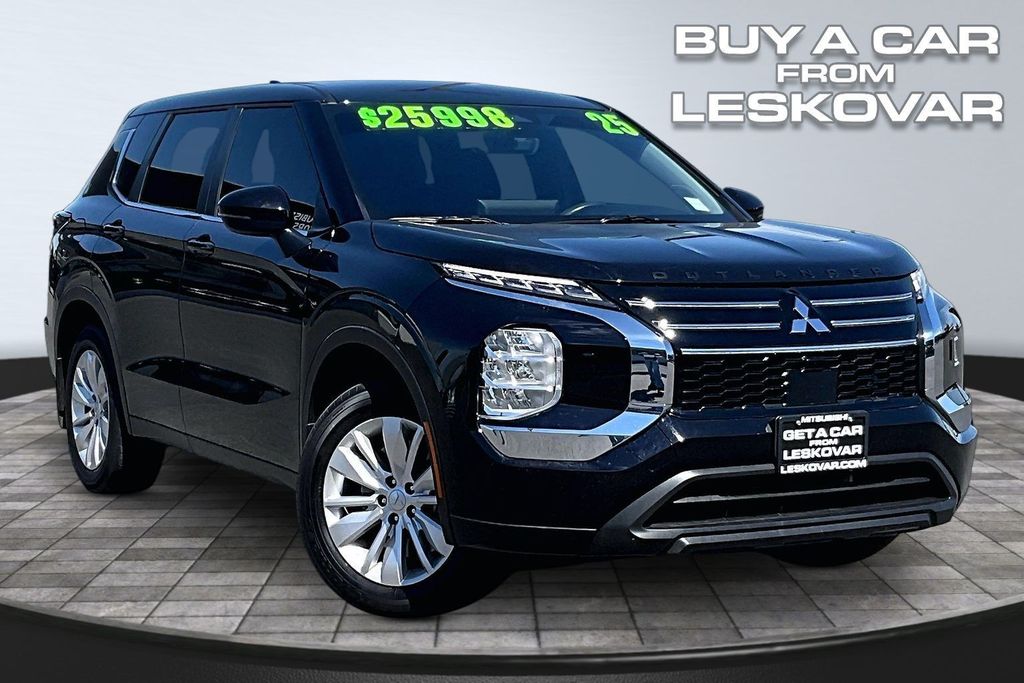 2025 Mitsubishi Outlander ES S-AWC's photo