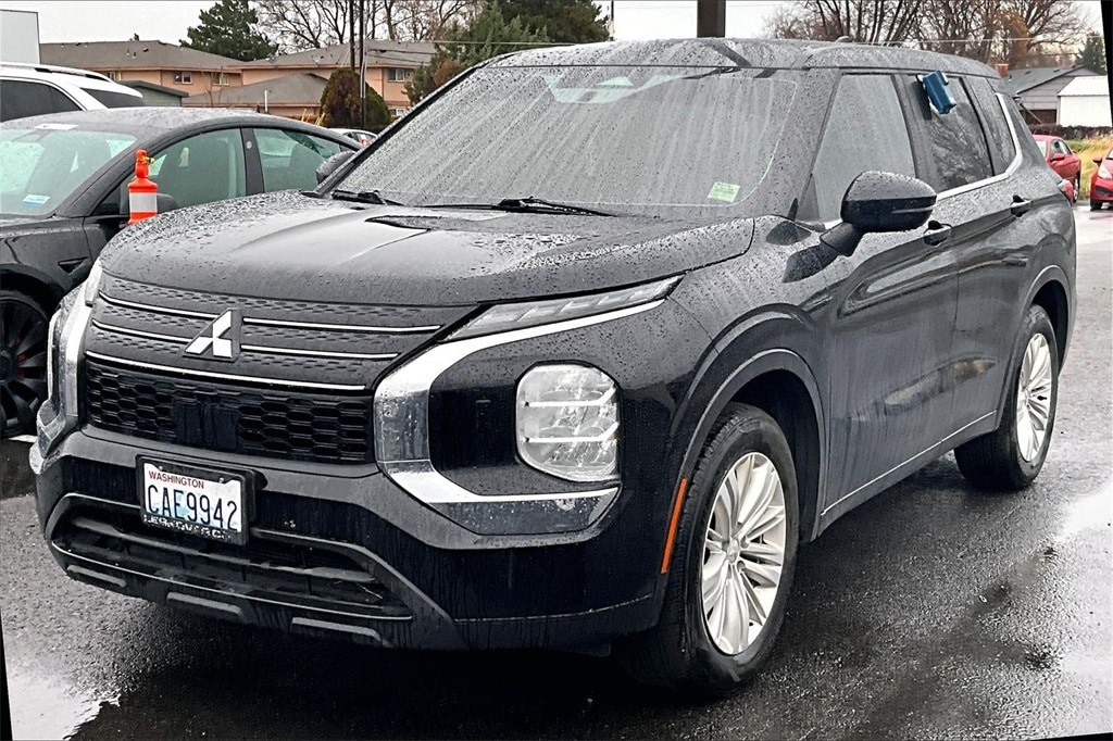 2022 Mitsubishi Outlander ES's photo