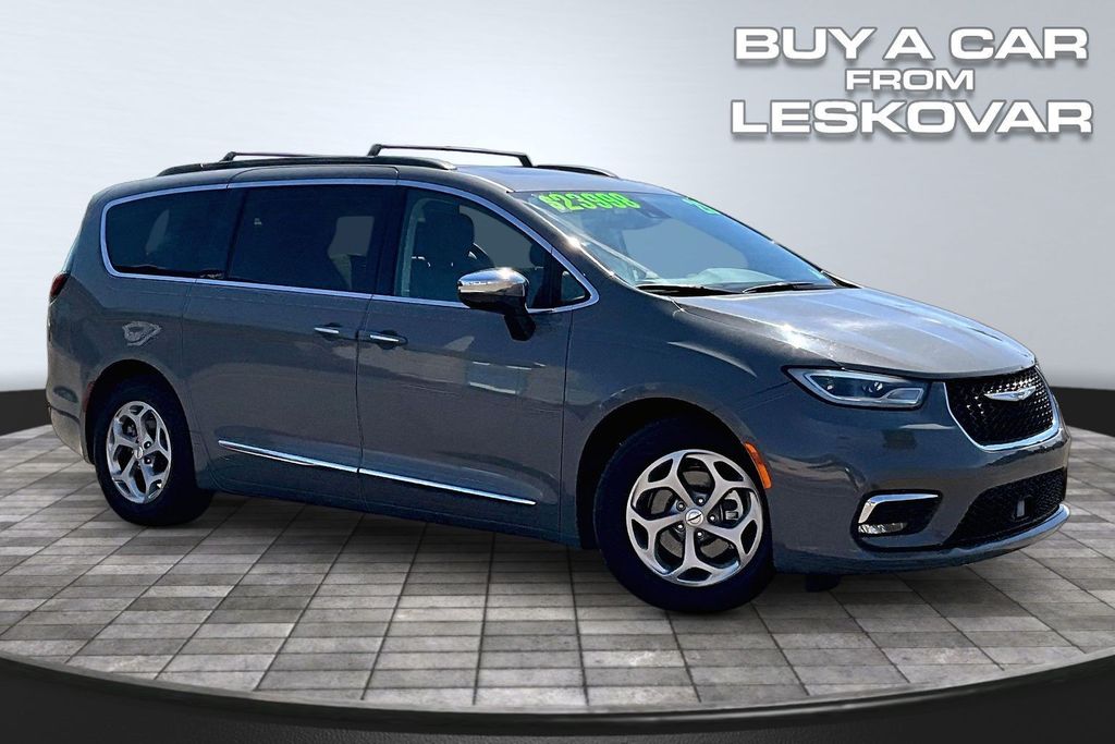 2023 Chrysler Pacifica Limited's photo