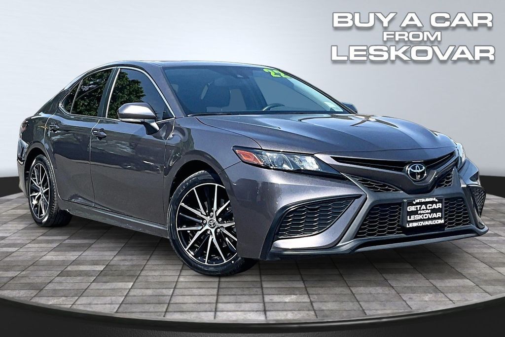 2022 Toyota Camry SE's photo