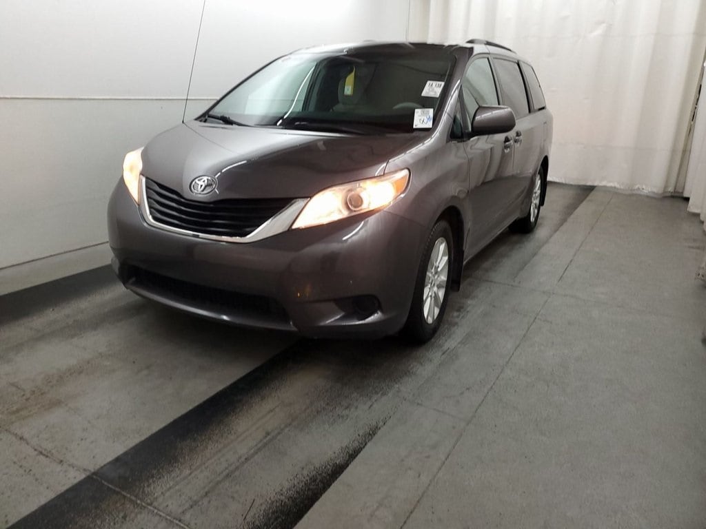 2014 Toyota Sienna LE's photo