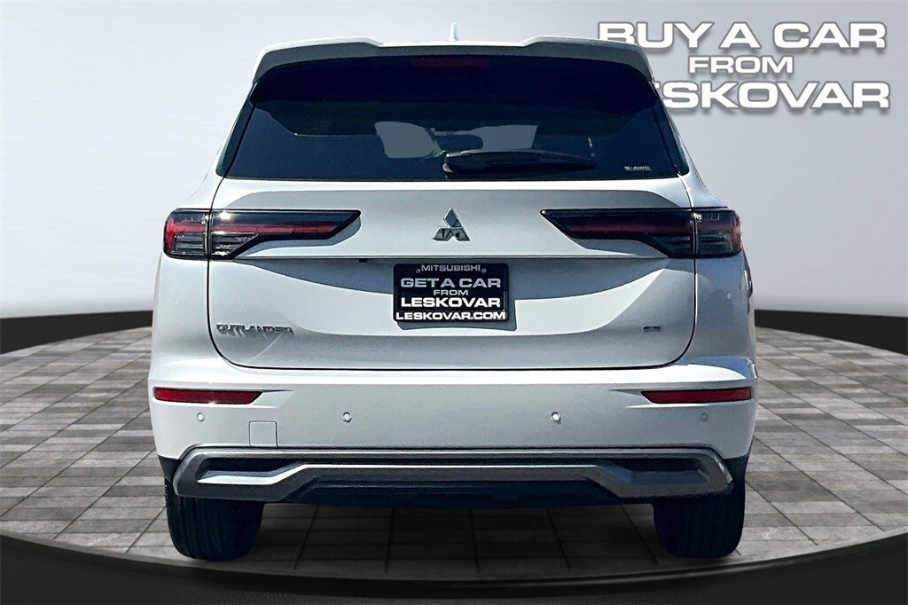 2025 Mitsubishi Outlander SE photo 4