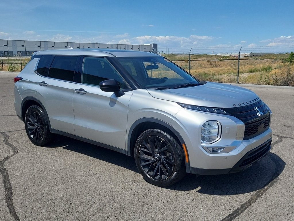 2022 Mitsubishi Outlander Black Edition's photo